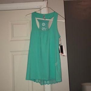 women’s work out tank!